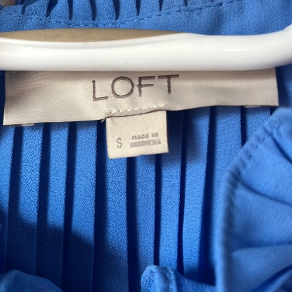 LOFT BLUE ACCORDION BLOUSE SIZE SM - Picture 3 of 6